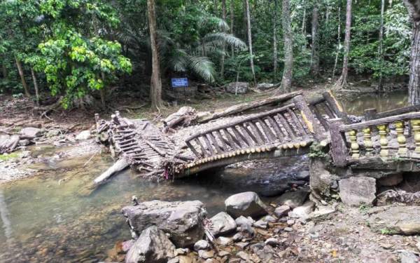 Jambatan di Hutan Lipur Bukit Wang yang runtuh dalam kejadian kepala air pada November tahun lalu.
