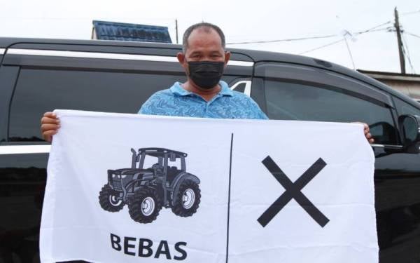 Ismail Don atau Mail Lambong menunjukkan lambang yang dipilih olehnya sebagai calon bebas di DUN Endau.