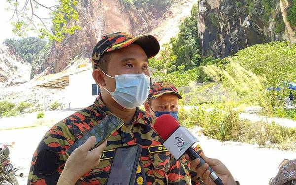 Aidil Adlee ketika temui pemberita di lokasi kejadian di Keramat Pulai, Jalan Simpang Pulai-Cameron Highlands pada Khamis.