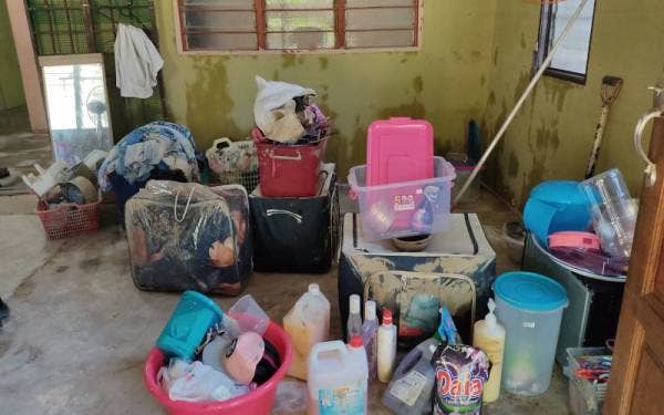 Antara barangan milik M Azle yang rosak akibat banjir yang melanda Kampung Kuala Sungai Baru, pada Isnin.