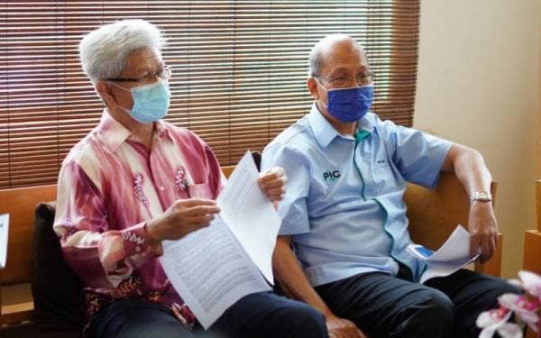 Ahmad Zakiyuddin (kiri) pada sidang media selepas merasmikan majlis pembukaan mesyuarat agung KKPPSB.