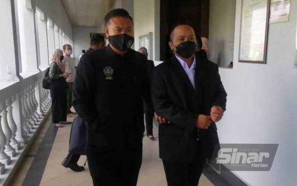 Abu Yazid (kanan) dibawa ke Mahkamah Sesyen Kuala Lumpur pada Khamis atas pertuduhan terlibat dalam pengubahan wang haram berhubung sindiket pengeluaran Pas Lawatan Kerja Sementara (PLKS).