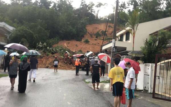 Kejadian tanah runtuh di Taman Bukit Permai, Ampang, lewat petang Khamis.