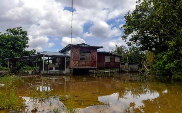 Keadaan banjir di Kampung Sungai Linau, Simpang Renggam yang semakin surut, pada Khamis. Foto Bernama
