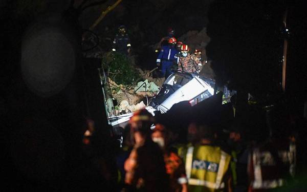 Anggota JBPM bertungkus-lumus ketika operasi mencari dan menyelamat (SAR) mangsa tertimbus dalam kejadian tanah runtuh yang berlaku di Taman Bukit Permai 2 Ampang malam ini. Foto Bernama