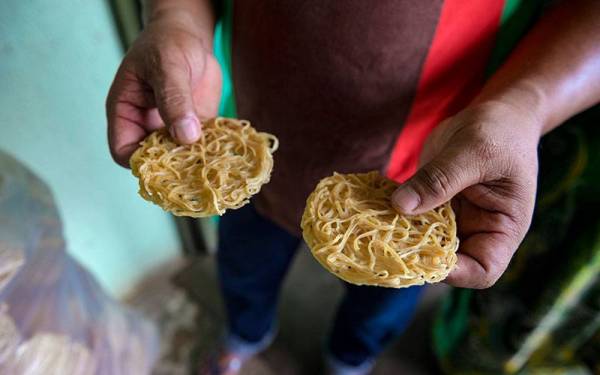 Mi Siput Kak Chik siap dikeringkan dan sedia untuk digoreng atau dicelur dalam air panas ketika tinjauan pembuatan makanan tradisional tersebut di Kampung Sawah Ring, Tangkak. - Foto Bernama