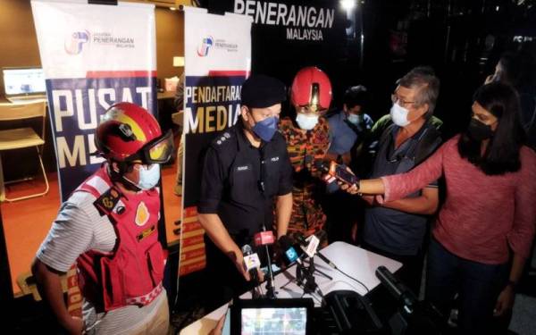 Mohamad Farouk (tengah) ditemui dalam sidang akhbar di lokasi kejadian.