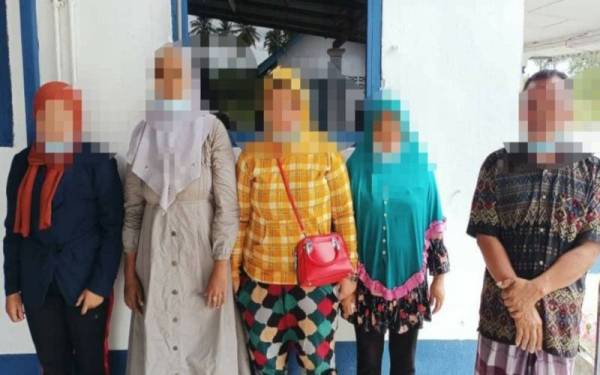 Lima PATI warga Indonesia yang ditahan di Parit Baru Sungai Air Tawar pada Khamis.