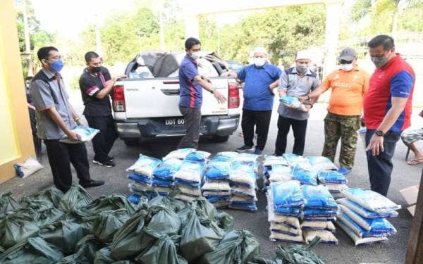 Selain pakaian, beras juga turut disumbangkan dalam misi bantuan melibatkan 400 penduduk di kawasan Rantau Panjang.