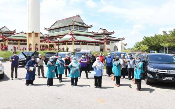 Pihak UMK, UTM dan USM bergambar kenangan di hadapan mercu tanda utama Rantau Panjang ketika Misi Bantuan Banjir Pantai Timur.