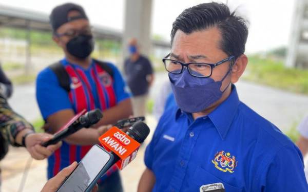 Mohamad ketika ditemui pemberita pada Jumaat selepas meluangkan masa kira-kira 20 minit meninjau keadaan SMK Suria Jaya, Parit Yaani yang telah terbengkalai sejak tujuh tahun yang lalu.