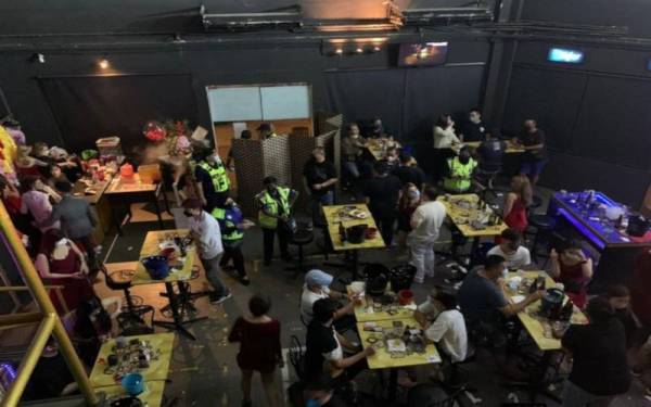 Serbuan dijalankan sepasukan anggota dan pegawai polis dari JPJKK Kuala Lumpur di dua buah pusat hiburan di ibu kota pada Khamis.