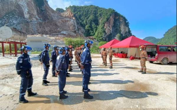 Anggota penyelamat mendengar taklimat operasi sebelum meneruskan usaha mencari dan menyelamat pada hari keempat di lokasi kejadian di Keramat Pulai, Jalan Simpang Pulai-Cameron Highlands, di sini pada Jumaat. - Foto JBPM Perak