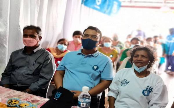 Nornekman (tengah) semasa program sembang santai bersama komuniti India sempena kempen PRN Johor di Taman Anggerik, Jalan Kempas Lama, pada 6 Mac lalu. - Foto Bernama
