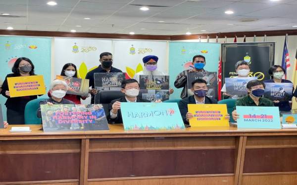 Kon Yeow (duduk dua dari kiri) ketika mengumumkan penganjuran Penang Harmony Week 2022 bermula dari 14 hingga 21 Mac ini, pada Jumaat.