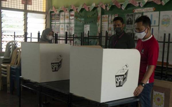 Petugas Suruhanjaya Pilihan Raya (SPR) membuat persiapan menjelang hari pengundian esok pada Pilihan Raya Negeri (PRN) Johor ketika tinjauan di Pusat Mengundi Sekolah Kebangsaan Tanjung Puteri. - Foto Bernama
