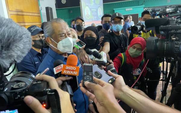 Muhyiddin ketika ditemui pemberita selepas Program Kementerian Pertanian dan Industri Makanan dan Majlis Pemulihan Negara Bersama Komuniti Agromakanan Johor di Kompleks Sukan Pagoh pada Jumaat.
