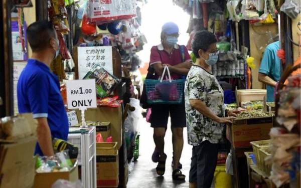 Peniaga tidak boleh menjadikan pembukaan sempadan sebagai lesen untuk mengenakan harga yang tinggi terutama kepada pelancong dari luar negara. - Foto Bernama