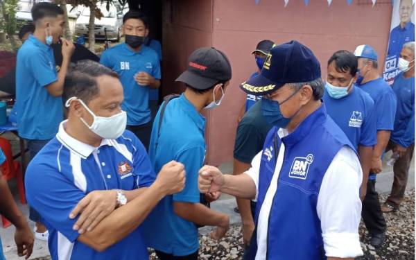 Hasni (kanan) bertemu komuniti penduduk di Kampung Parit Dua Sanglang pada petang Jumaat.