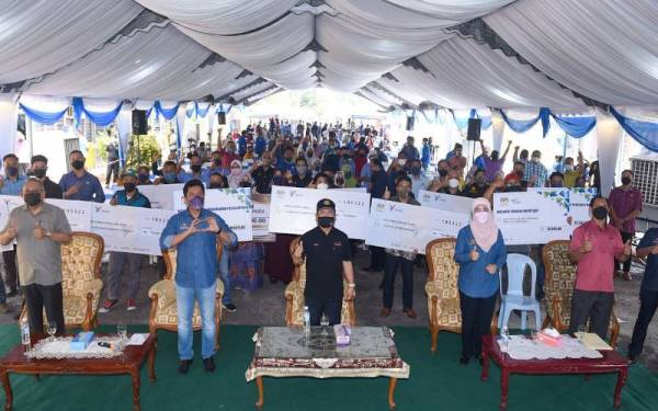 Ahmad (tengah) bergambar bersama penerima bantuan dan peserta Program Jelajah Dialog Industri Agromakanan 2022 Negeri Johor di Kompleks Pertubuhan Peladang Kecil (PPK) Muar Selatan, di sini pada Rabu.