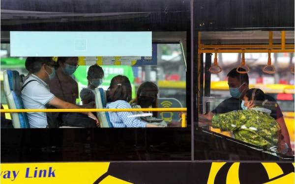 Bas yang membawa penumpang yang pulang dari Singapura tiba di platform khas VTL bagi menunaikan tanggungjawab mengundi pada PRN Johor yang akan bermula esok, ketika tinjauan di Larkin Sentral pada Jumaat. - Foto Bernama
--fotoBERNAMA (2022) HAK CIPTA TERPELIHARA