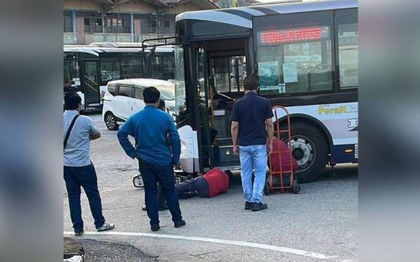 Nahas membabitkan dua lelaki menunggang motosikal dengan sebuah bas berhampiran Medan Kidd, pada Jumaat. Foto ihsan pembaca