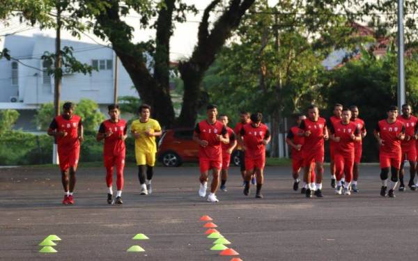 Pemain Sains giat menjalani latihan menjelang perlawanan menentang KDA di Stadium Darul Aman, pada Sabtu. - Foto Sains FC