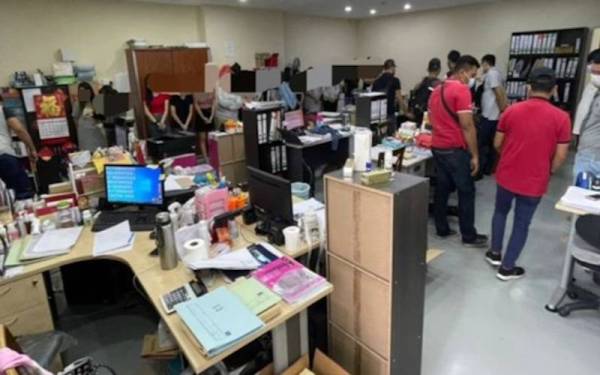 Serbuan dijalankan ke atas sebuah premis dipercayai menjalankan kegiatan pinjaman wang tanpa lesen di Jalan Pasir Emas, Sungai Chua,Kajang pada Khamis.