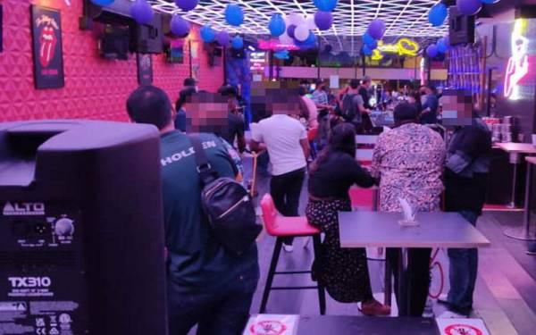 Antara individu yang dikompaun dalam pemeriksaan sepasukan anggota dan pegawai polis di sebuah bar restoran di Bangsar pada Jumaat.
