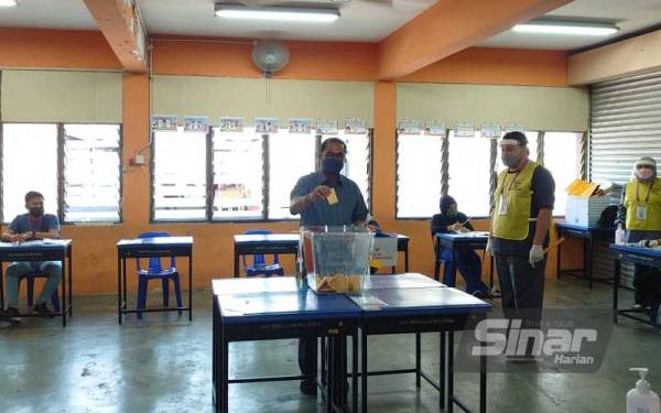 Mohamed Khaled membuang undi di SK Taman Rinting 1, Pasir Gudang pada Sabtu.
