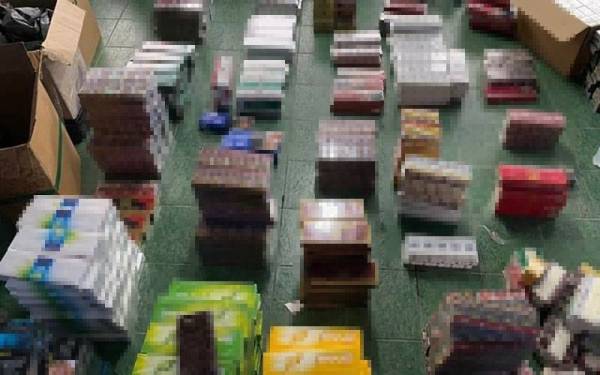 Antara rokok seludup pelbagai jenama yang dirampas dalam serbuan di Kampung Melaka Cheras, Kajang pada Khamis.