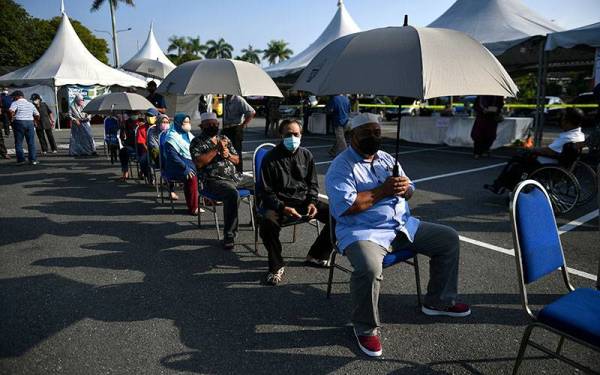 Pengundi menunaikan tanggungjawab mengundi pada PRN Johor di Pusat Mengundi Sekolah Agama Taman Sri Lambak pada Sabtu. - Foto Bernama