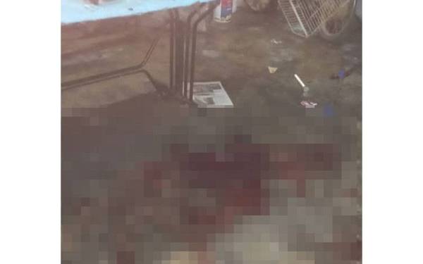 Kesan darah mangsa selepas ditikam abang kembarnya dalam kejadian di sebuah rumah di Kampung Seri Cheeding, Kuala Langat pada Jumaat.