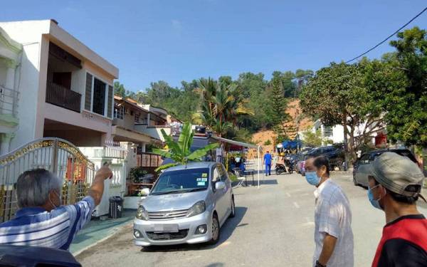 Sebahagian kecil penduduk mendakwa tidak berpindah kerana rumah mereka terletak agak jauh dari kawasan tanah runtuh di Taman Bukit Permai 2.