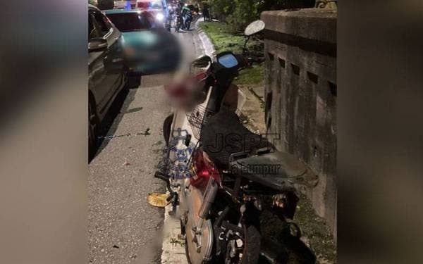 Keadaan motosikal mangsa selepas dilanggar dari belakang sehingga terbabas lalu melanggar tembok di Jalan Kuching, Kuala Lumpur. -Foto: JSPT