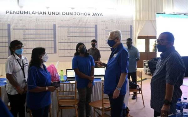 Perdana Menteri, Datuk Seri Ismail Sabri Yaakob (dua, kanan) beramah mesra dengan petugas ketika melawat Pusat Penjumlahan Undi DUN Johor Jaya sempena PRN Johor pada Sabtu. - Foto Bernama
