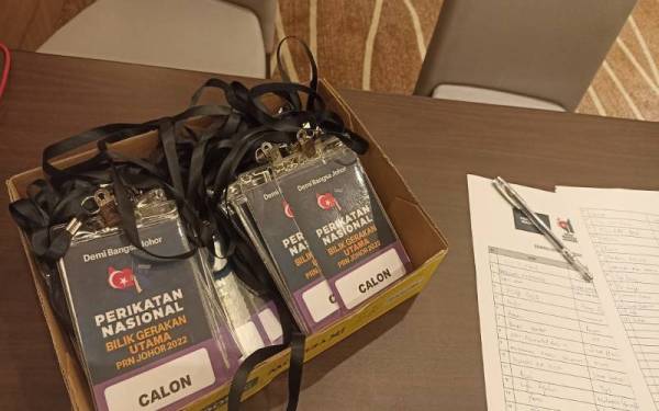 Tag calon PN yang masih tersusun rapi di atas meja pendaftaran Pusat Gerakan PN di Senai.