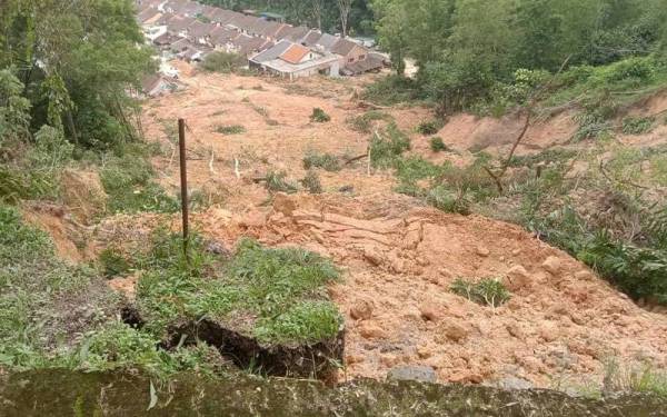 Keadaan tanah runtuh di bahagian belakang rumah penduduk di Jalan Taman Permai 1.