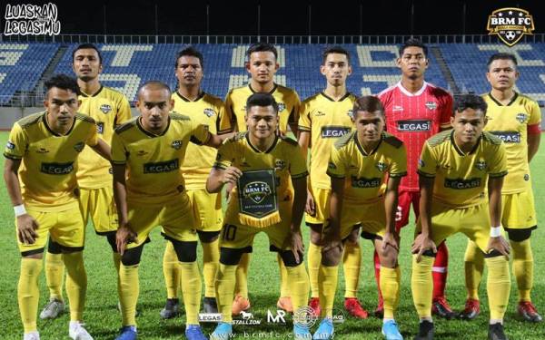 Azmeer (berdiri, kanan) bersama kesebelasan BRM FC pada aksi play-off dengan Tun Razak City FC, 7 Mac lalu - Foto FB BRM FC