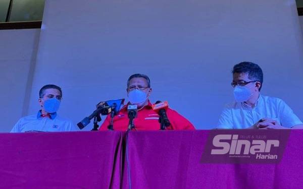 Dari kiri: Syed Ibrahim, Aminolhuda dan Chin Tong pada sidang media di sebuah resort pada Sabtu.