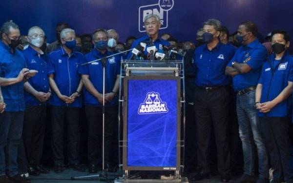 Ahmad Zahid ketika berucap selepas BN meraih kemenangan PRN Johor di Command Centre Barisan Nasional (BN) malam ini. - Foto Bernama