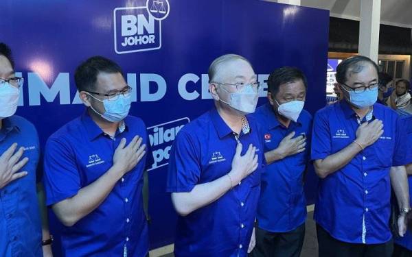 Wee Ka Siong (tengah) pada sidang media selepas keputusan PRN Johor diumumkan pada Sabtu.