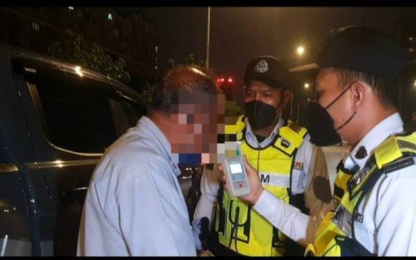 Seorang pemandu yang ditahan merana didapati memandu di bawah pengaruh alkohol dalam operasi di Jalan Kuching, Kuala Lumpur.