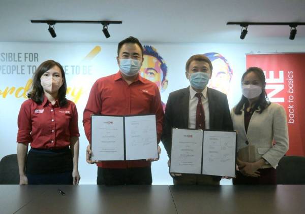 Ben Teh (dua dari kiri) bersama Chuan Beng (dua dari kanan) menunjukkan MoA yang ditandatangani bagi memacu peningkatan kemahiran digital serta kemahiran semula rakyat Malaysia melalui Program Usahawan Digital.
