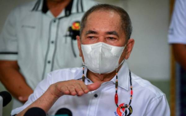 Wan Junaidi Tuanku Jaafar pada sidang akhbar selepas menghadiri program mesra bersama rakyat di Kampung Tanjung Bako pada Ahad. - Foto Bernama