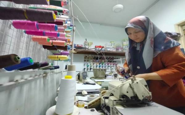 Harga memeriksa salah satu mesin jahitnya namun mendapati ia tidak dapat berfungsi dengan baik