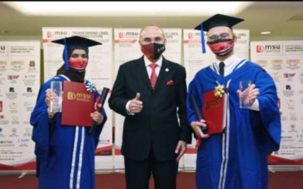 Penerima Anugerah Emas Presiden, Aina Yusrina (kiri) dan penerima Anugerah Mohd Shukri Yajid, Ken O'Neill bersama Shukri