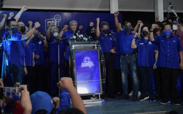 Barisan Nasional meraikan kejayaan meraih majoriti pada Pilihan Raya Negeri Johor. - Foto Bernama