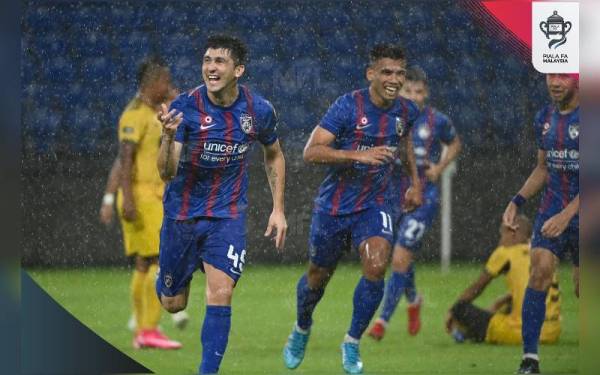 Forestieri (kiri) meraikan jaringannya di Stadium Sultan Ibrahim sebentar tadi. - Foto FB MFL