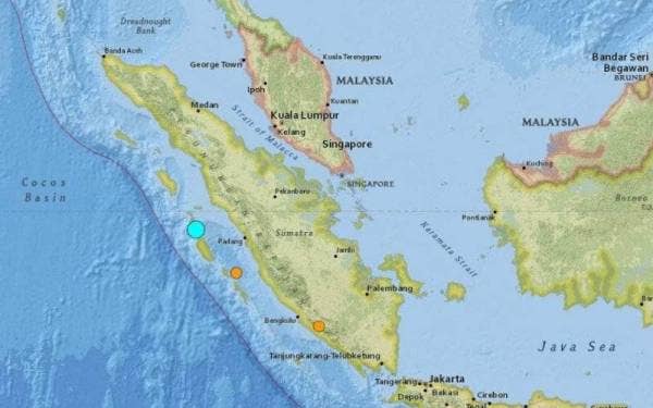 Tanda bulatan biru menandakan kedudukan gempa bumi di barat Sumatera pada Isnin. - Foto USGS/Stuff